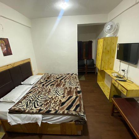 The Prasher Lodge Mall Road Manali المظهر الخارجي الصورة