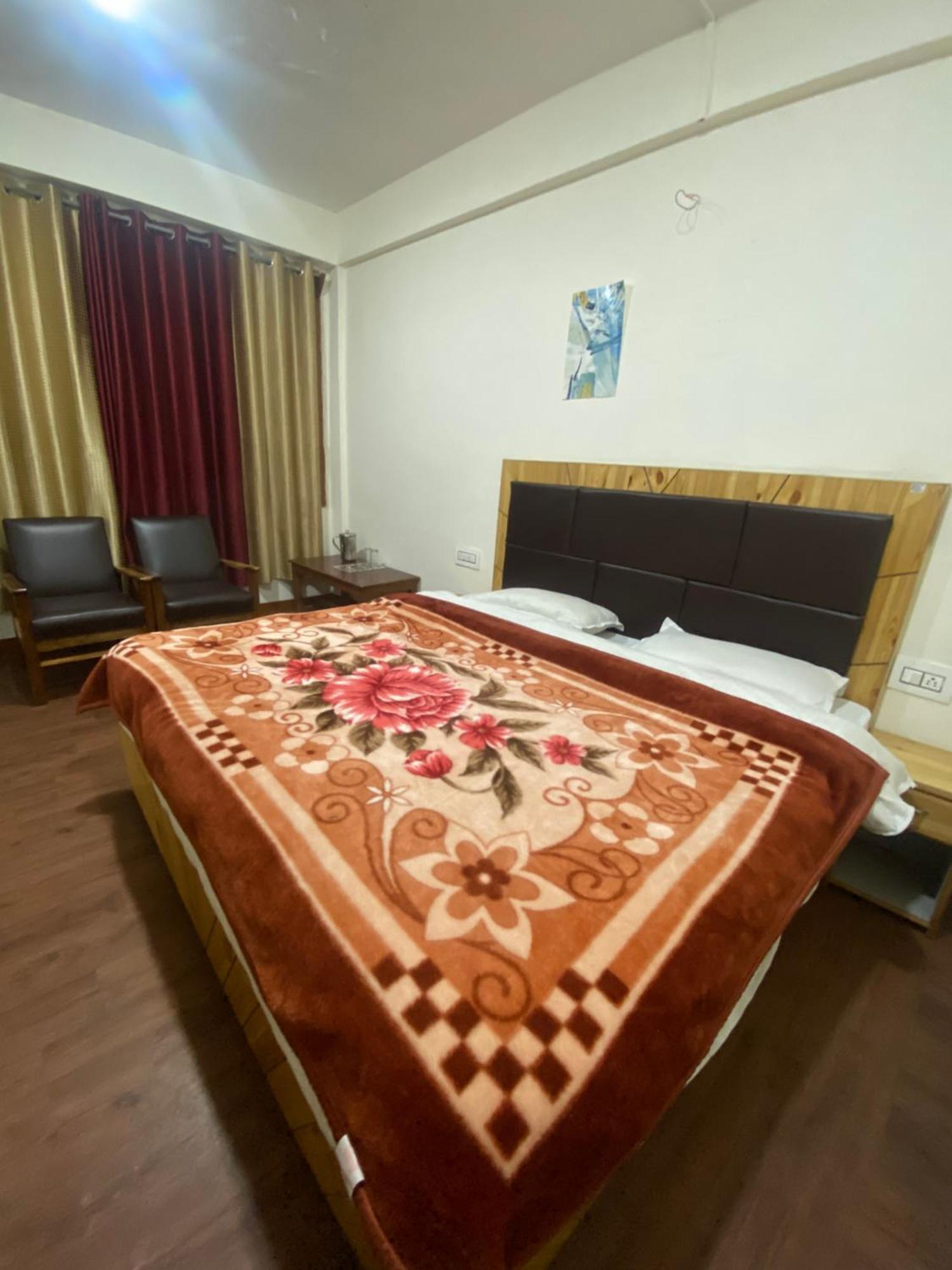 The Prasher Lodge Mall Road Manali المظهر الخارجي الصورة
