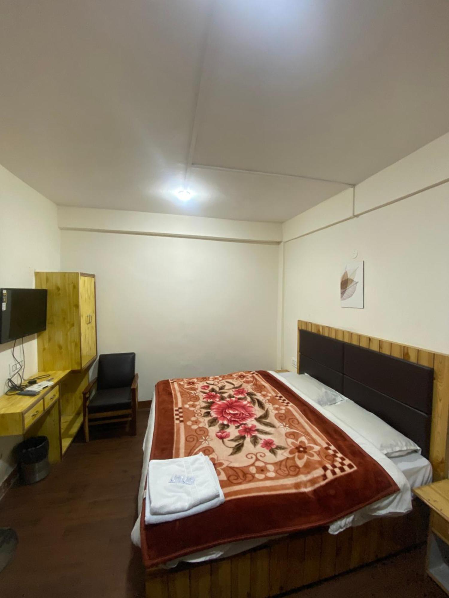 The Prasher Lodge Mall Road Manali المظهر الخارجي الصورة