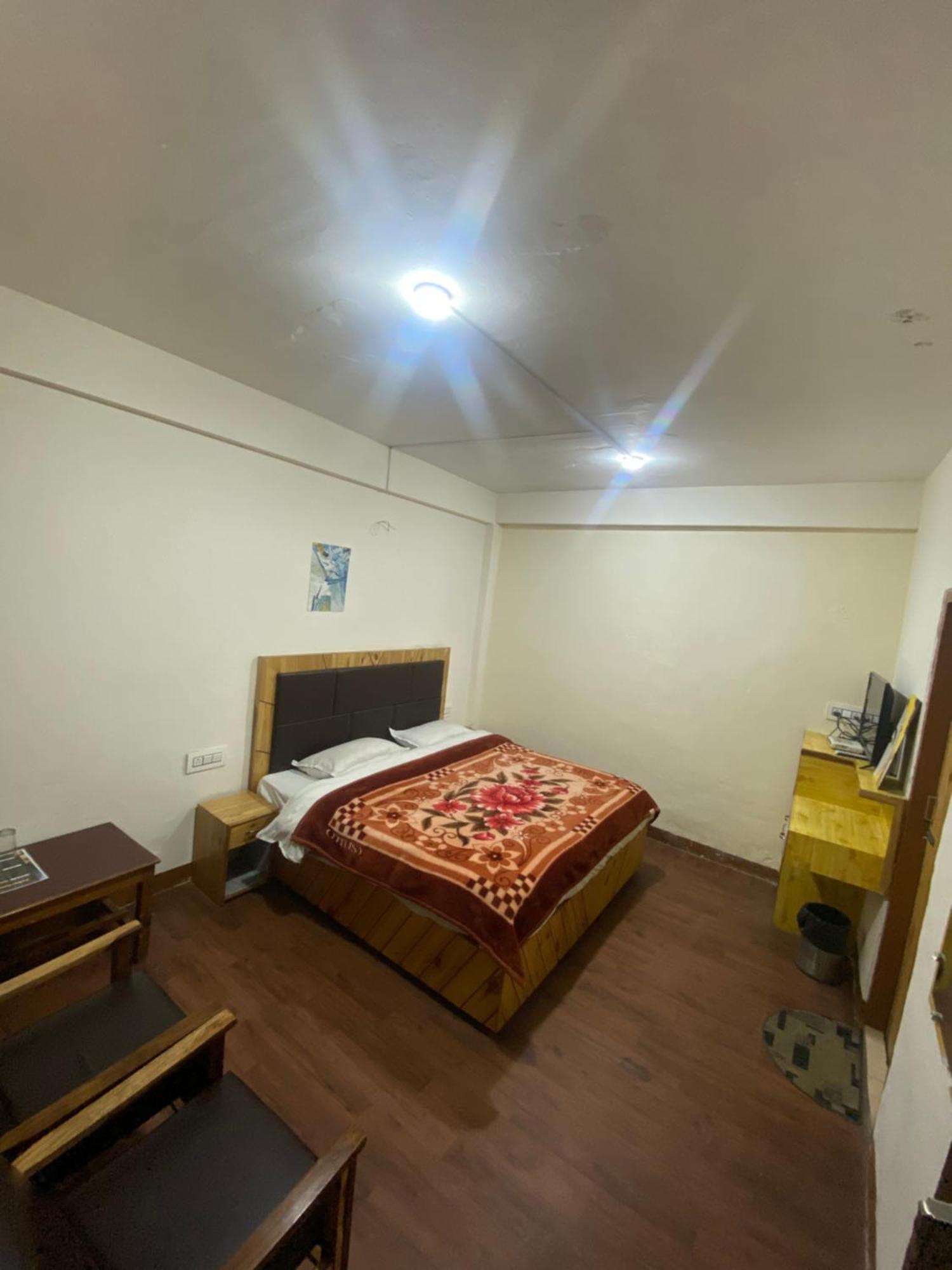 The Prasher Lodge Mall Road Manali المظهر الخارجي الصورة