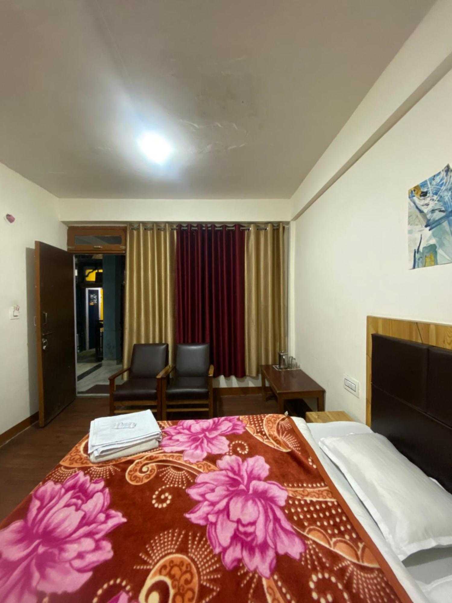The Prasher Lodge Mall Road Manali المظهر الخارجي الصورة
