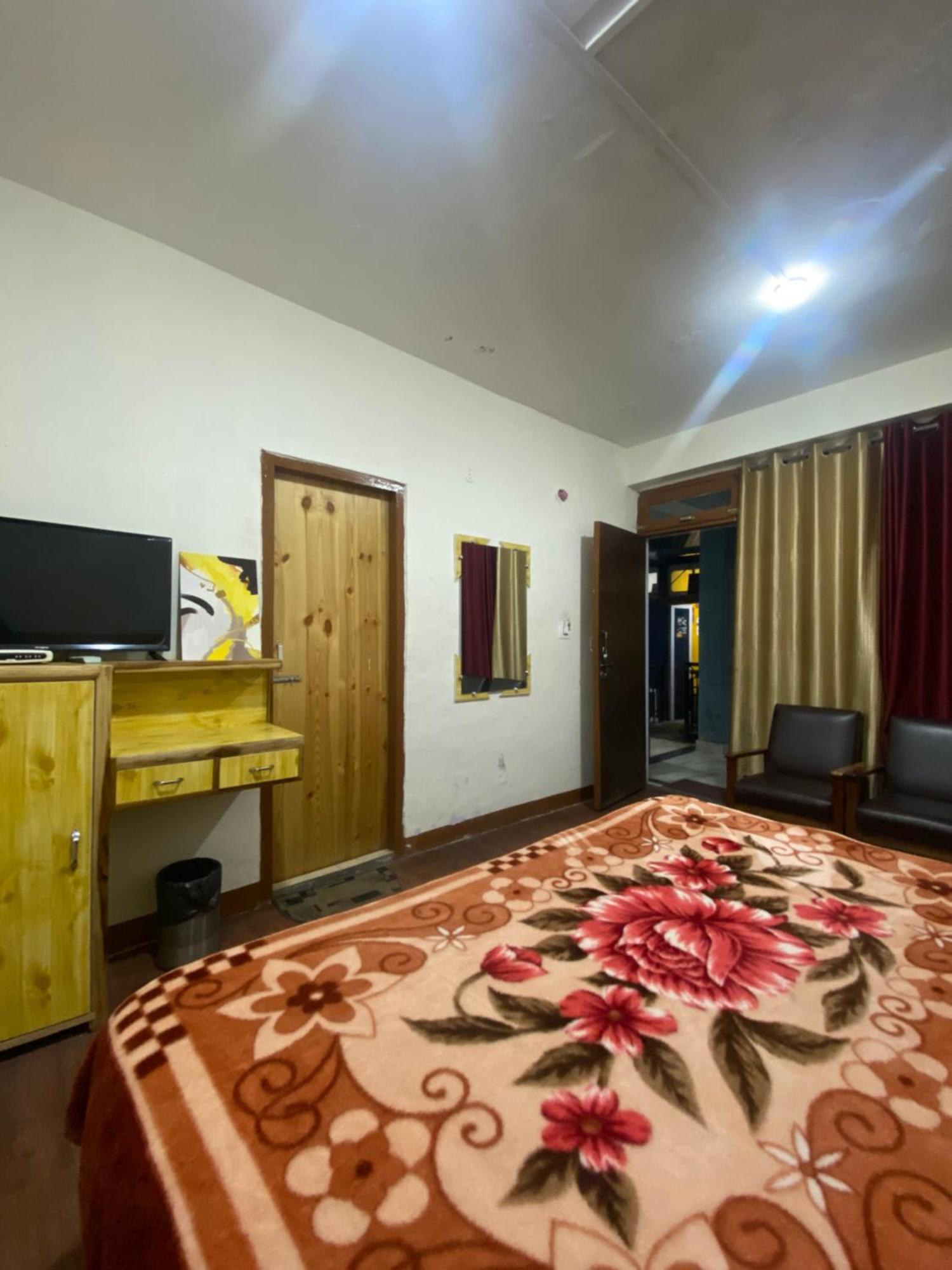 The Prasher Lodge Mall Road Manali المظهر الخارجي الصورة