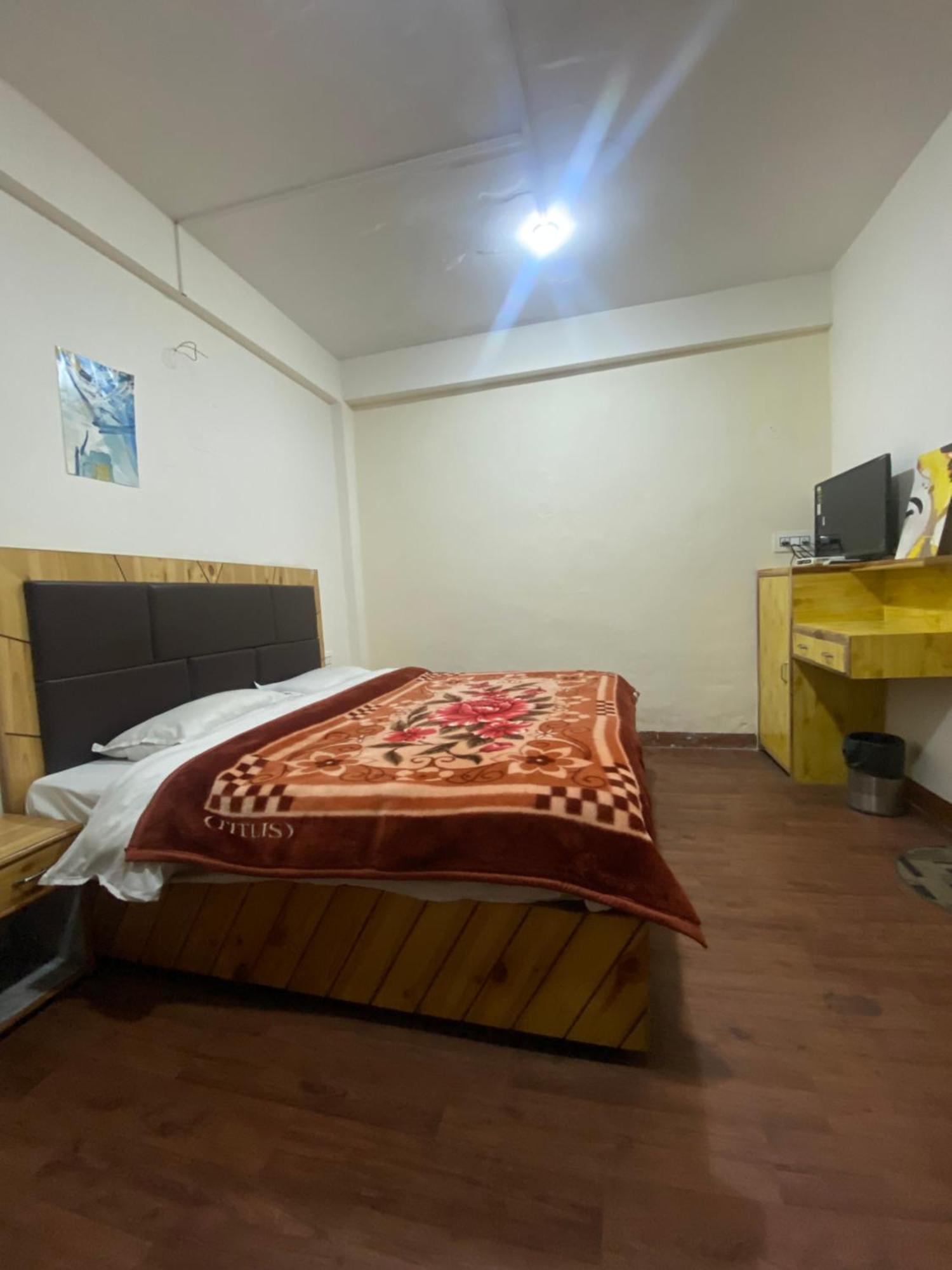 The Prasher Lodge Mall Road Manali المظهر الخارجي الصورة