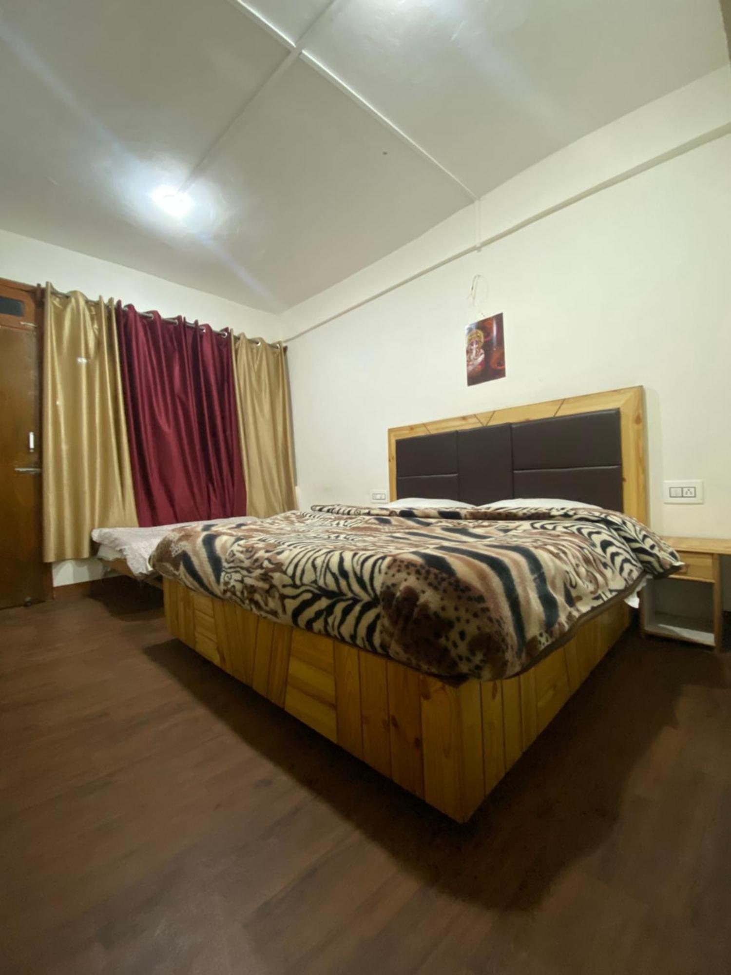 The Prasher Lodge Mall Road Manali المظهر الخارجي الصورة