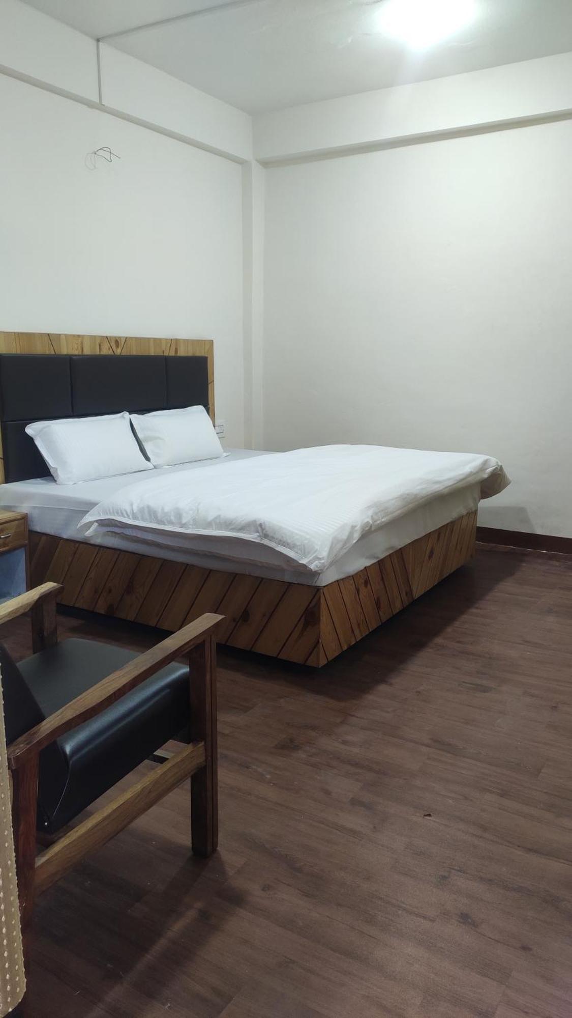 The Prasher Lodge Mall Road Manali المظهر الخارجي الصورة